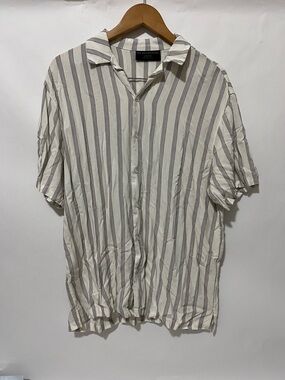 No Boundaries Men's Short Sleeve Button-Up Shirt - Cream & Gray Stripes